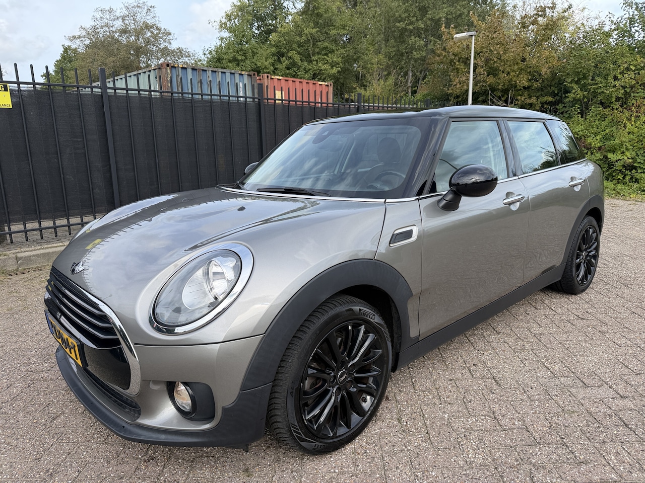 MINI Clubman - 1.5 Cooper Autom/Tiptr Business Leer/Navi/Airco/Cruise/PDC/LMV - AutoWereld.nl