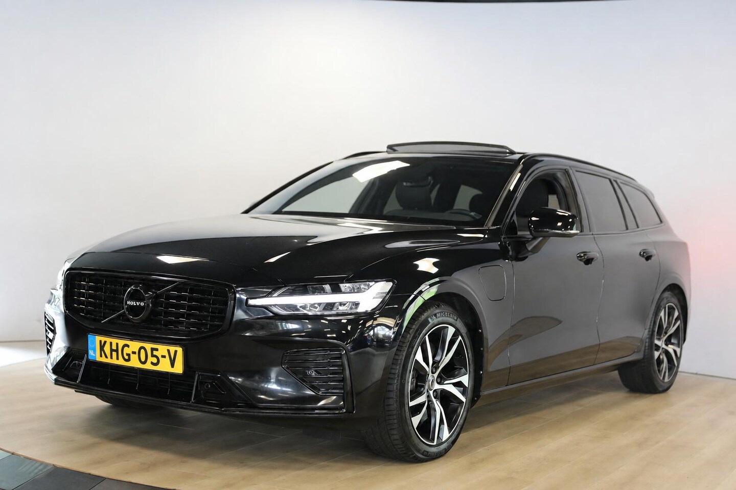 Volvo V60 - 2.0 T6 Recharge AWD R-Design | Black Edition | Schuif- kanteldak | Elektrische trekhaak | - AutoWereld.nl