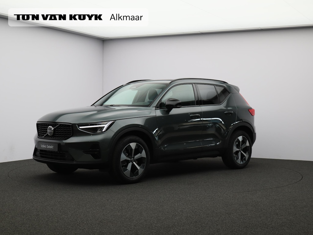Volvo XC40 - 2.0 B4 Plus Dark / Pano. dak / Elektr. stoelverstelling / Stoel- + stuurwielverwarming / H - AutoWereld.nl