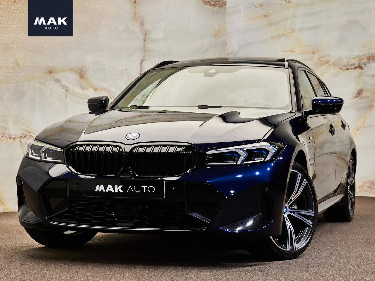 BMW 3-serie Touring - 330e xDrive M Sport , M stoelen, pano, 19", tr.haak, keyless, carbon, memory, LED-kopl. - AutoWereld.nl