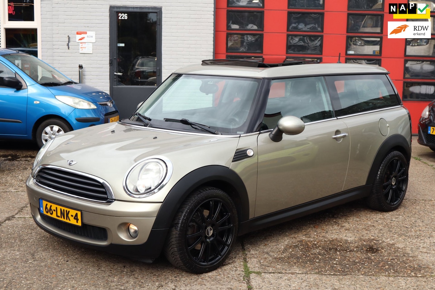 MINI Clubman - 1.6 One Business Line .Pano..Airco ..Navi..Trekhaak - AutoWereld.nl