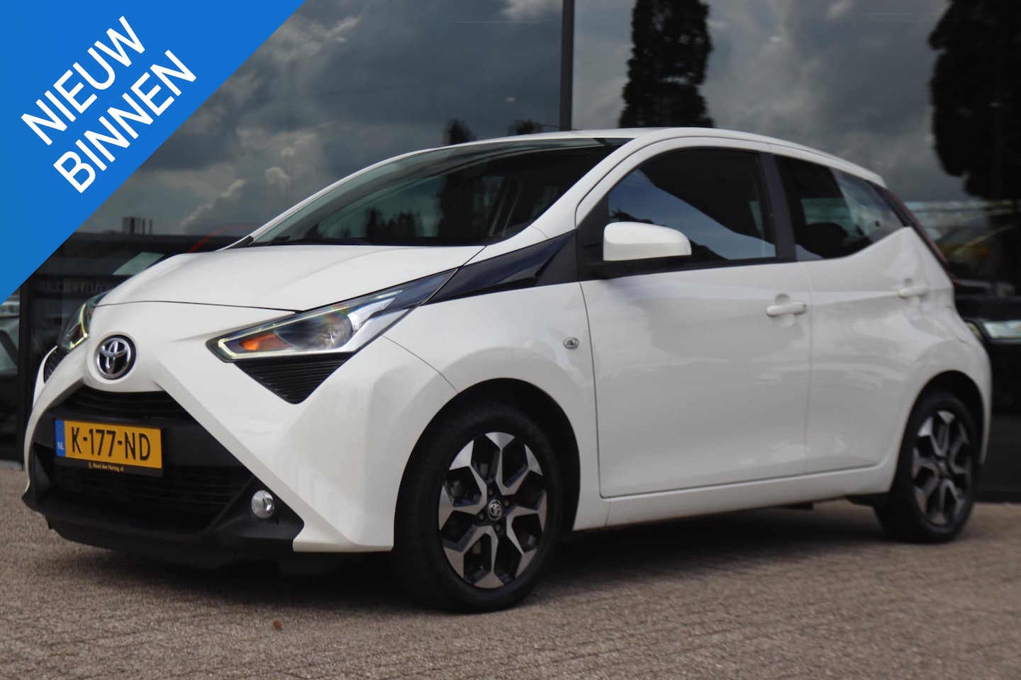 Toyota Aygo - 1.0 VVT-i X-PLAY LIMITED AUT. CARPLAY | CAMERA | AIRCO | LMV - AutoWereld.nl