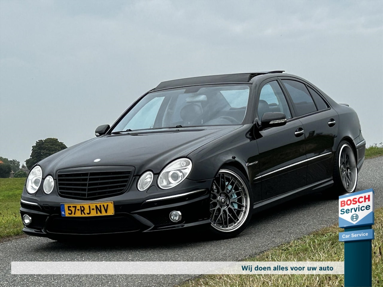 Mercedes-Benz E-klasse - 5.4 E55 AMG SEDAN / PANO / BC Racing Schroefset / APPLE CARPLAY / LEER / KEYLESS - AutoWereld.nl