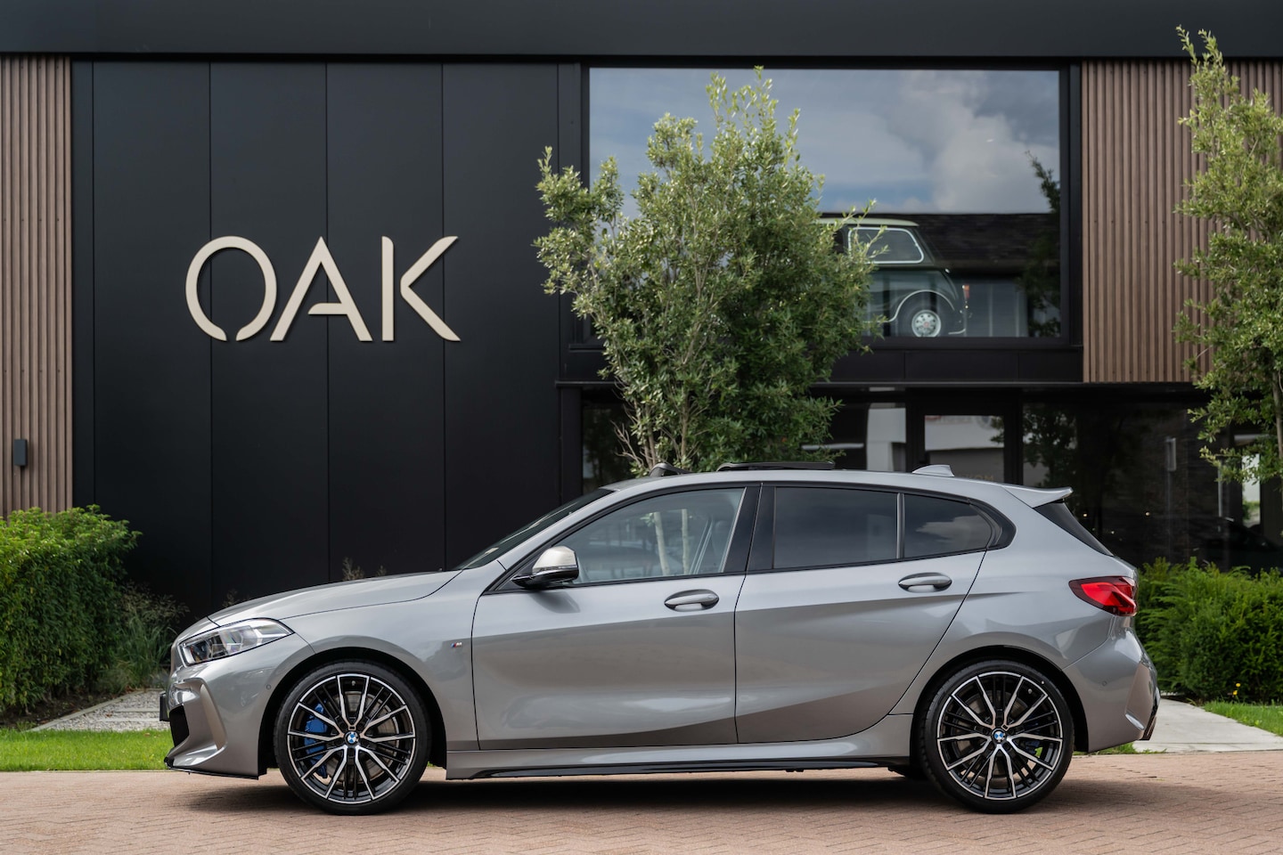 BMW 1-serie - M135i xDrive | Live Cockpit | Panorama | Leder | Memory | H&K | Head-Up | Camera | 19"LM | - AutoWereld.nl