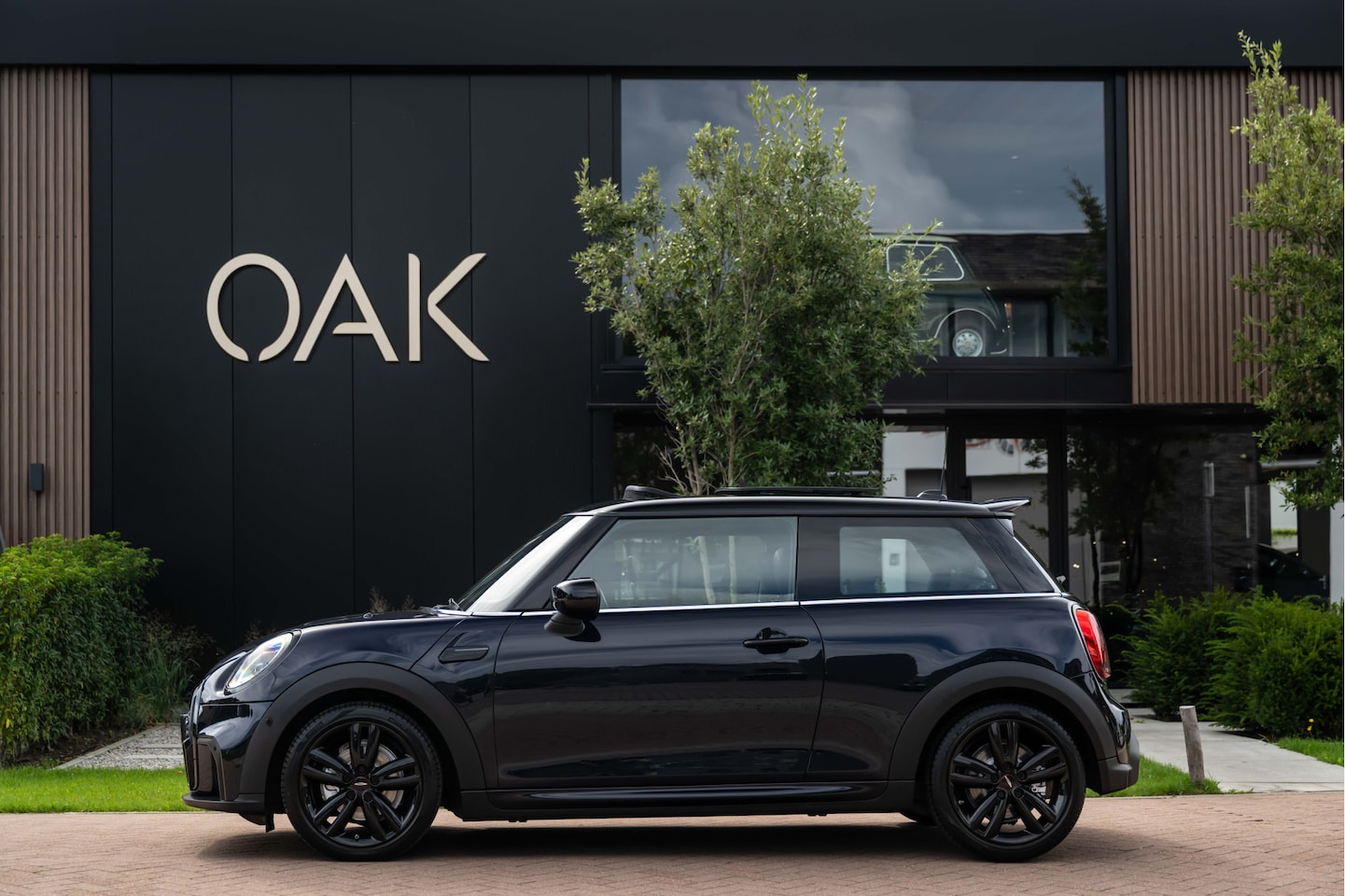 MINI 3-Deurs - 1.5 Cooper Aut. | JCW-Trim | Navigatie | Panorama | Lounge Leder | Head-Up | ACC | Camera - AutoWereld.nl