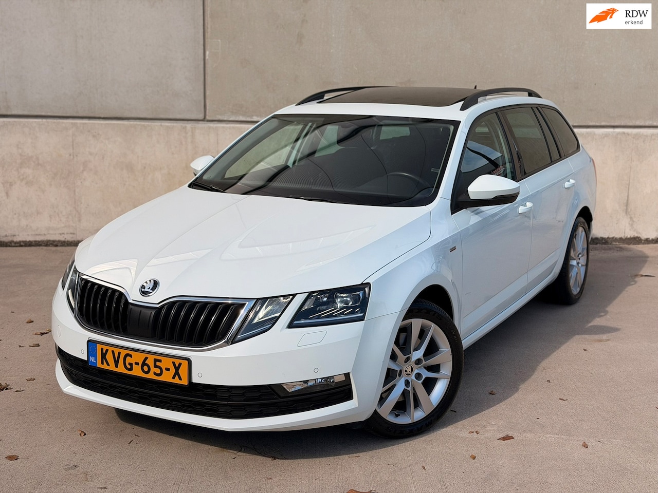 Skoda Octavia Combi - 1.8 TSI 4x4 DSG Pano Trekhaak CarPlay Elektrische achterklep - AutoWereld.nl