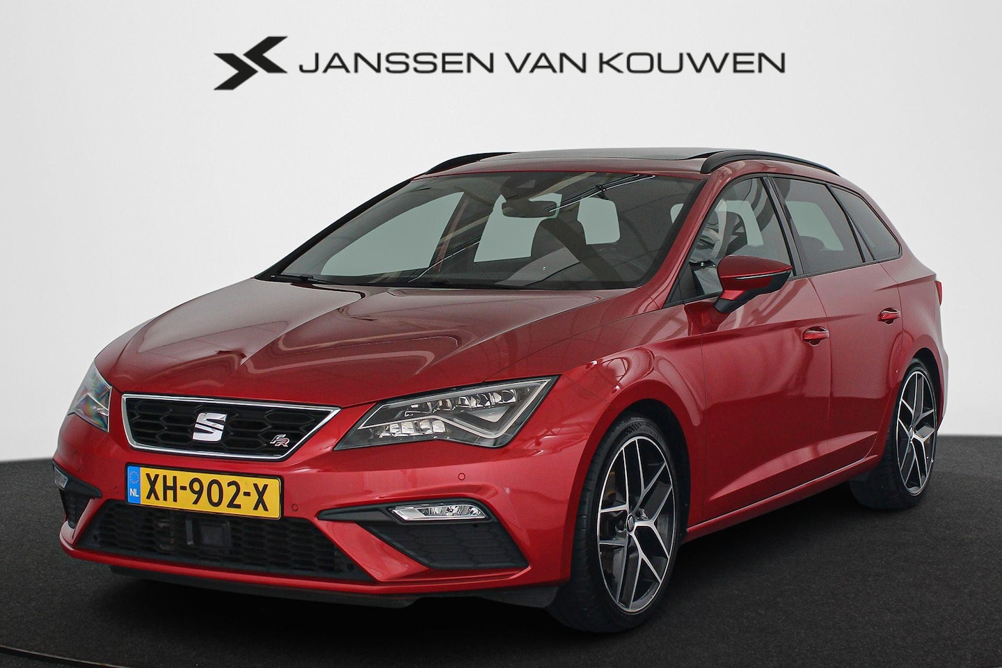SEAT Leon ST - 1.5 TSI FR Business Intense Panoramadak Camera Trekhaak afneembaar - AutoWereld.nl
