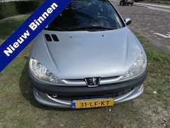 Peugeot 206 - 1.4 XS Frisse 206 weinig km nap nl auto leuke starter auto zuinig zie foto’s