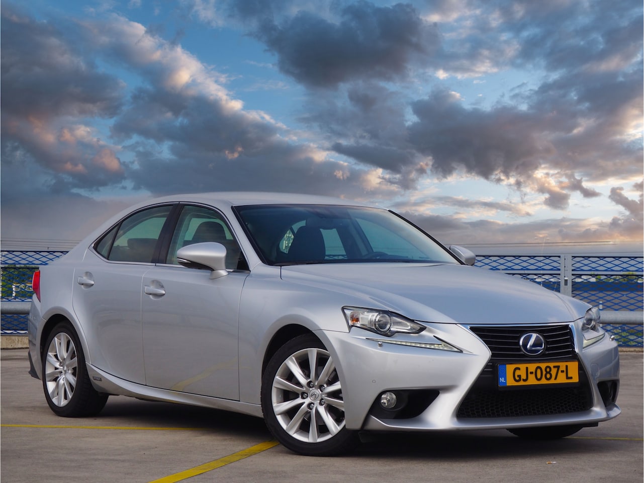 Lexus IS - 300h First Edition - DEALERONDERHOUDEN - - AutoWereld.nl