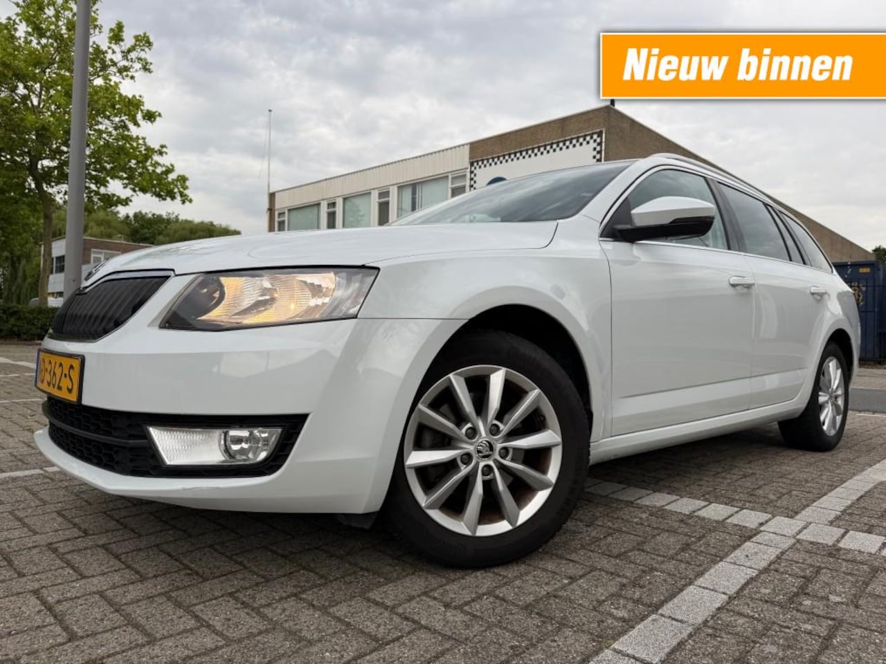 Skoda Octavia - 1.0 TSI Greentech Ambition Bns PANO CLIMA NETTE AUTO NAP APK 2-2027 - AutoWereld.nl