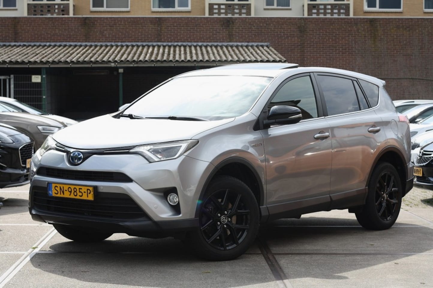 Toyota RAV4 - 2.5 Hybrid Black Edition / NAP / Schuif- kanteldak / Automaat / Trekhaak - AutoWereld.nl