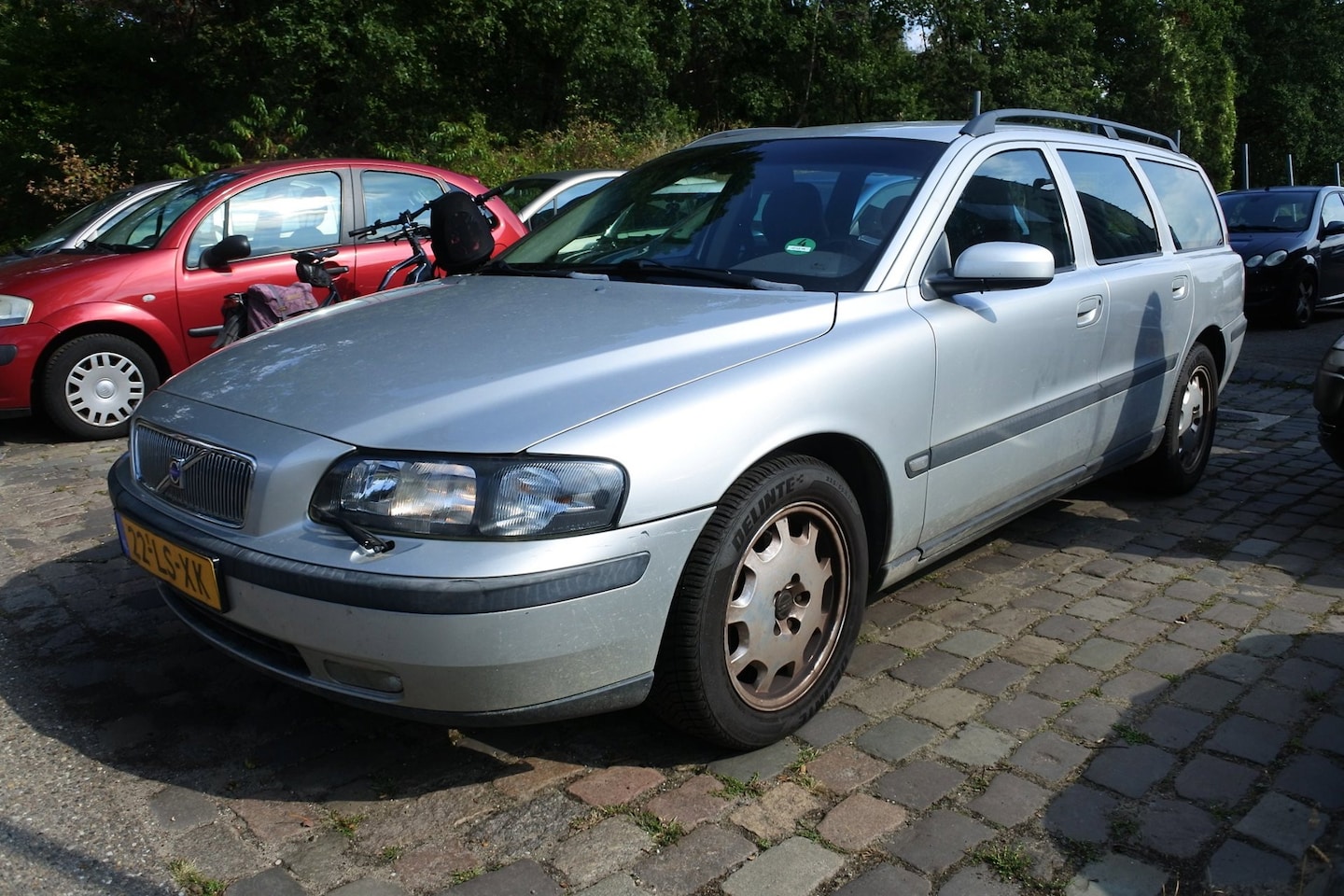 Volvo V70 - 2.4 Comfort Line nw apk 2-9-2027 goed rijdend 371 dkm N.A.P. werkende airco - AutoWereld.nl