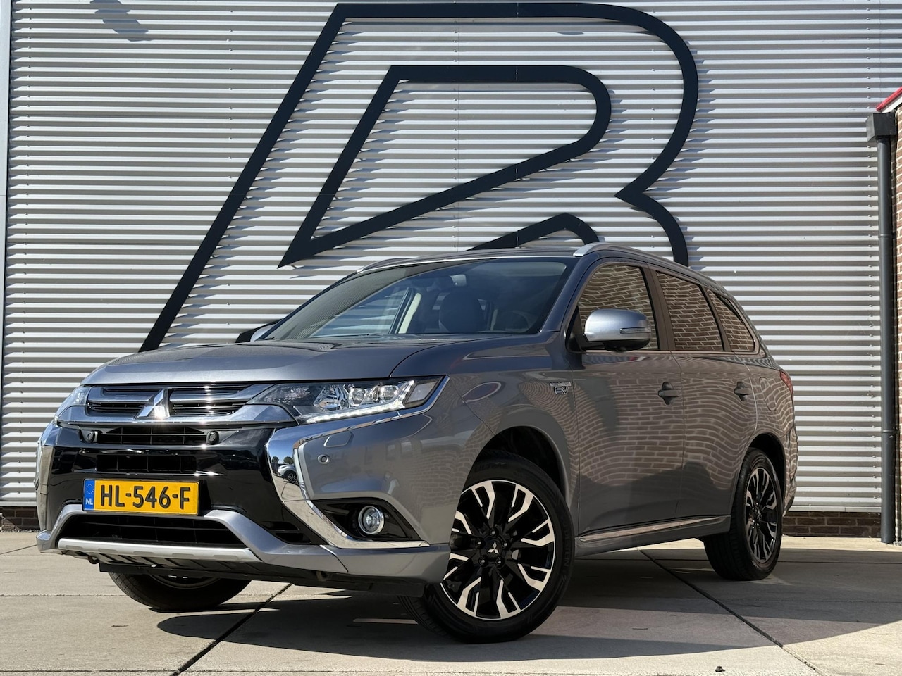 Mitsubishi Outlander - 2.0 PHEV instyle+ 1e Eigenaar|Navi|Opendak|Camera|Trekhaak|Clima|Cruise|Leder|PDC|N.A.P|So - AutoWereld.nl