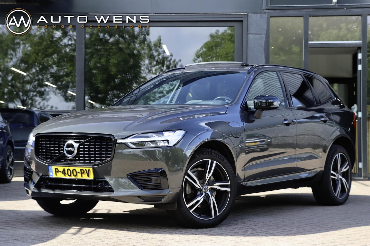 Volvo XC60 - T8 AWD R-design Luchtvering | Pano | Harman Kardon | Trekhaak | Dealeronderhouden - AutoWereld.nl