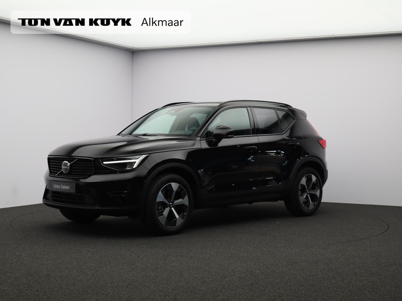 Volvo XC40 - 2.0 B4 Plus Dark / Pano. dak / Elektr. stoelverstelling / Stoel- + stuurwielverwarming / H - AutoWereld.nl