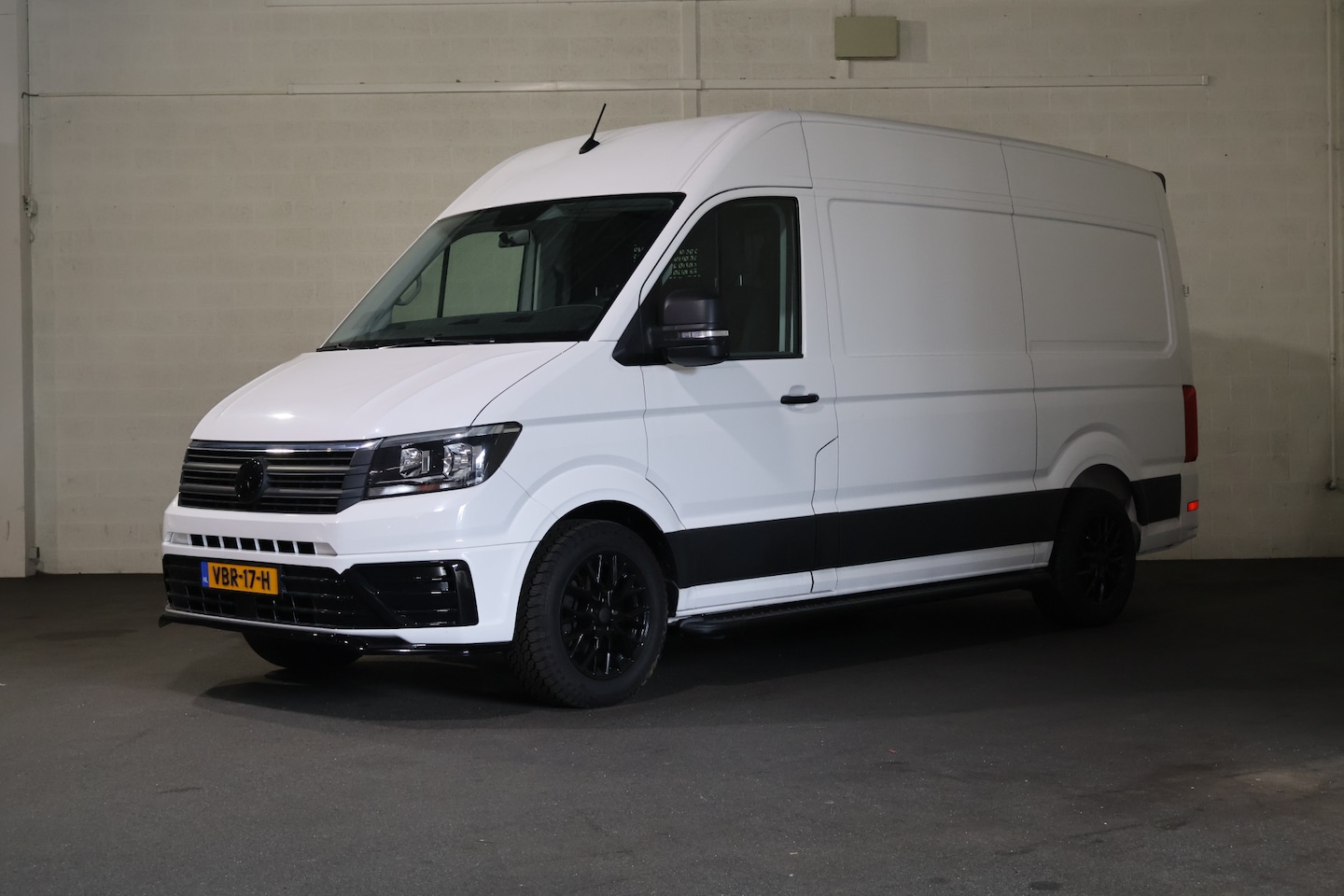 Volkswagen Crafter - 2.0 TDI L3 H3 140pk Black Line Airco Navigatie Spoilerpakket - AutoWereld.nl