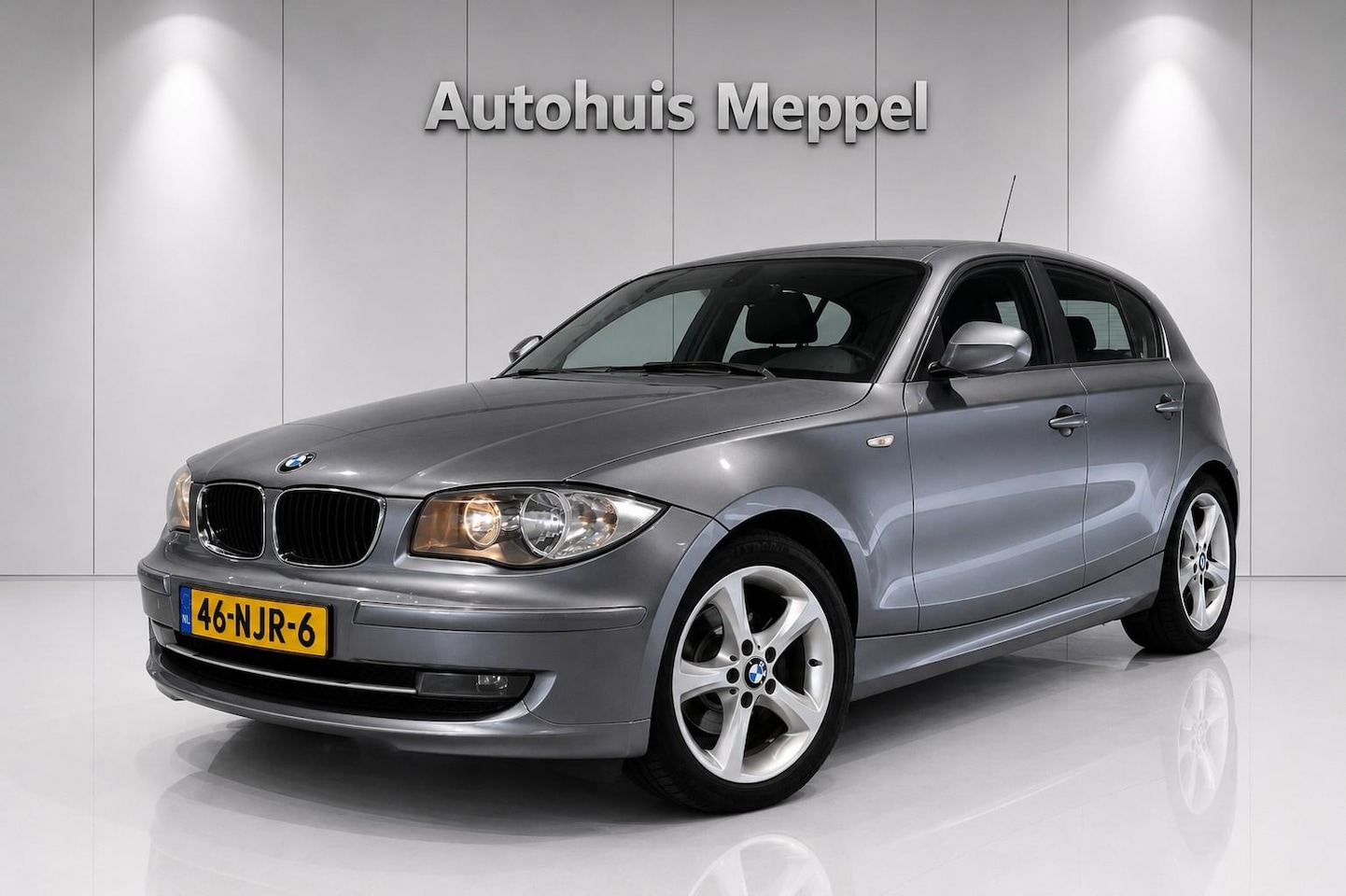 BMW 1-serie - 118i Cruise-Control*Trekhaak*Navi*Bluetooth*5-Deur * Distributie vervangen* - AutoWereld.nl
