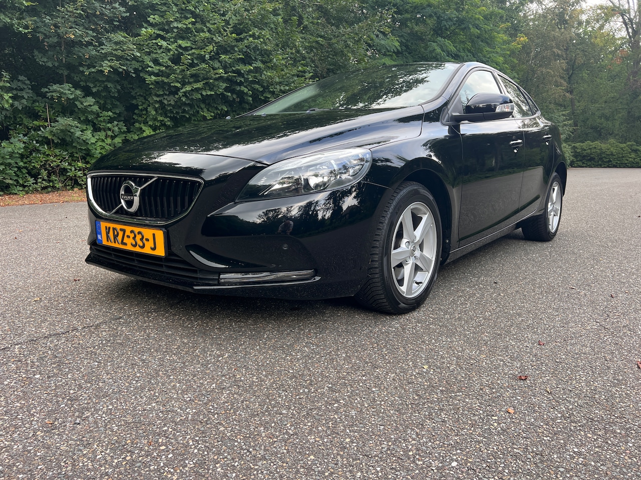 Volvo V40 - 2.0 T2 Momentum 122PK 2018 34403Km NAVI PDC CLIMA APK 7-25 - AutoWereld.nl