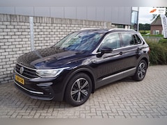 Volkswagen Tiguan - 1.5 TSI Elegance Cruise Adoptief Stoel/Stuur Verw PDC v+A Lane Assi Front Assit 2xPDC Appl