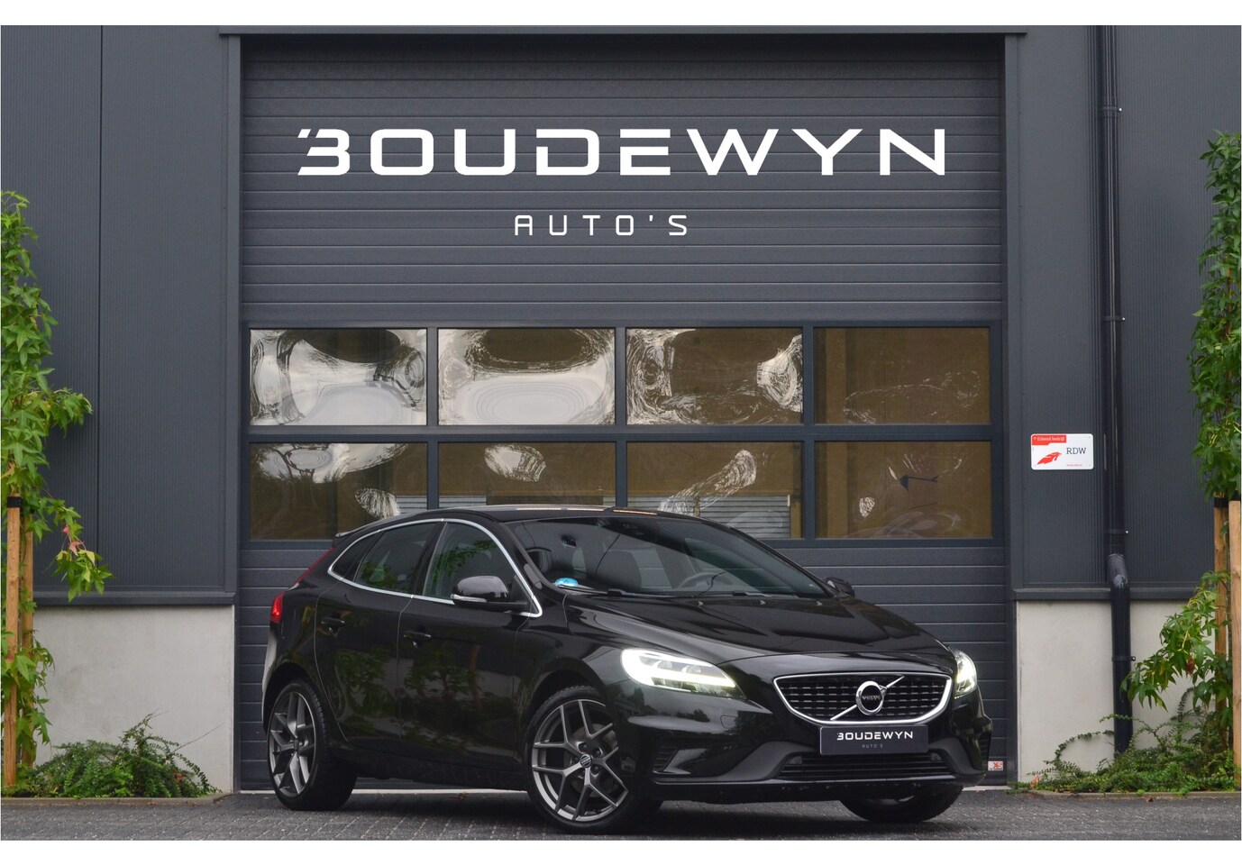 Volvo V40 - 2.0 T2 R-Design Nieuwe riem | Cruise Control | Parkeersensoren | Stoelverwarming - AutoWereld.nl