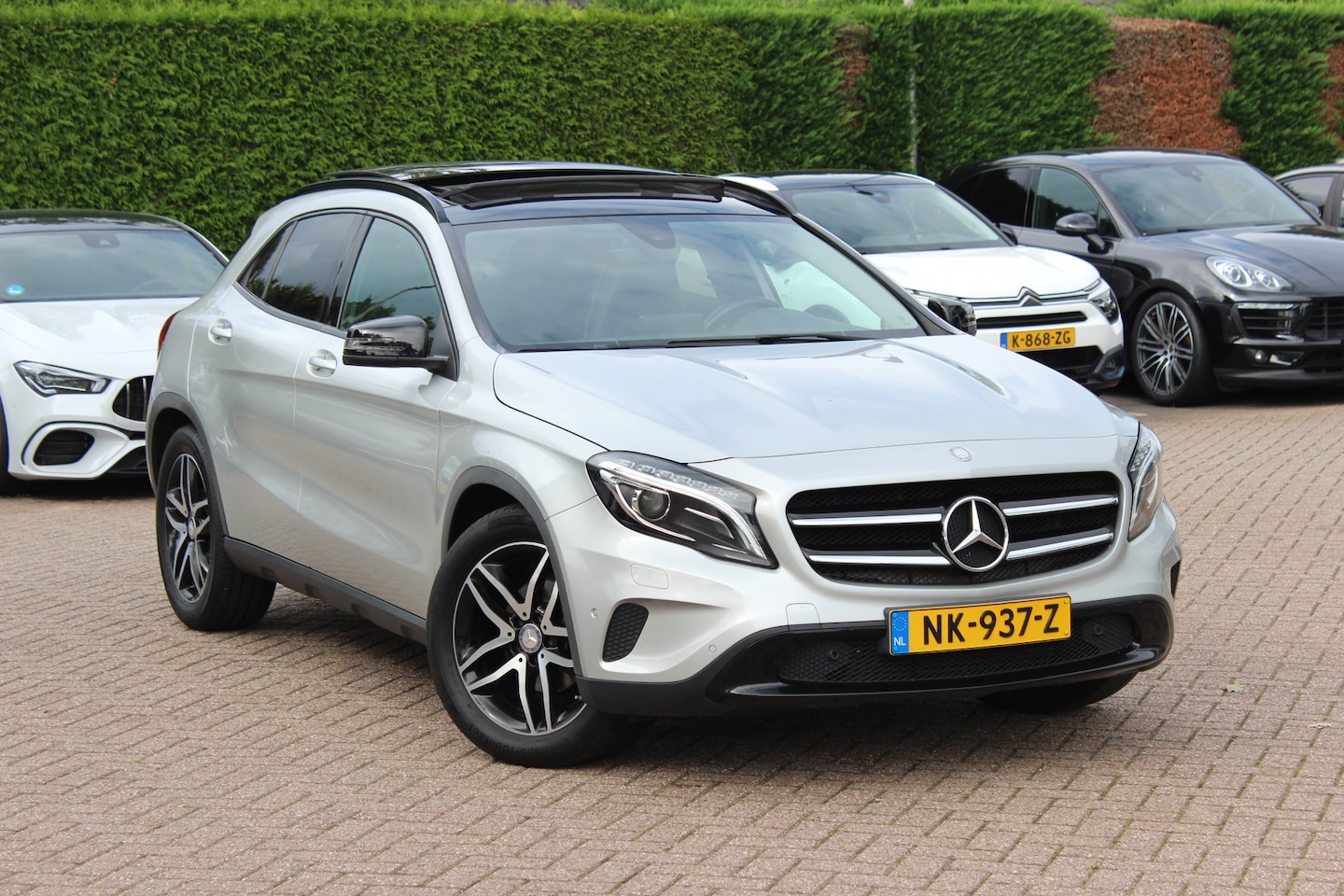 Mercedes-Benz GLA-Klasse - 180 Ambition / Panoramadak / Half leder / Navigatie / Urbanpakket / 18'' / Cruise Control - AutoWereld.nl