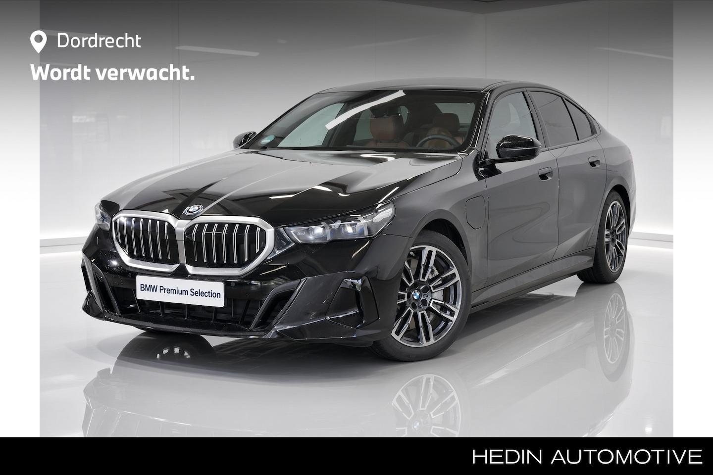 BMW 5-serie - 550e xDrive Sedan | M-Sport | 19" | Trekhaak | Bowers & Wilkins | Adaptief onderstel profe - AutoWereld.nl