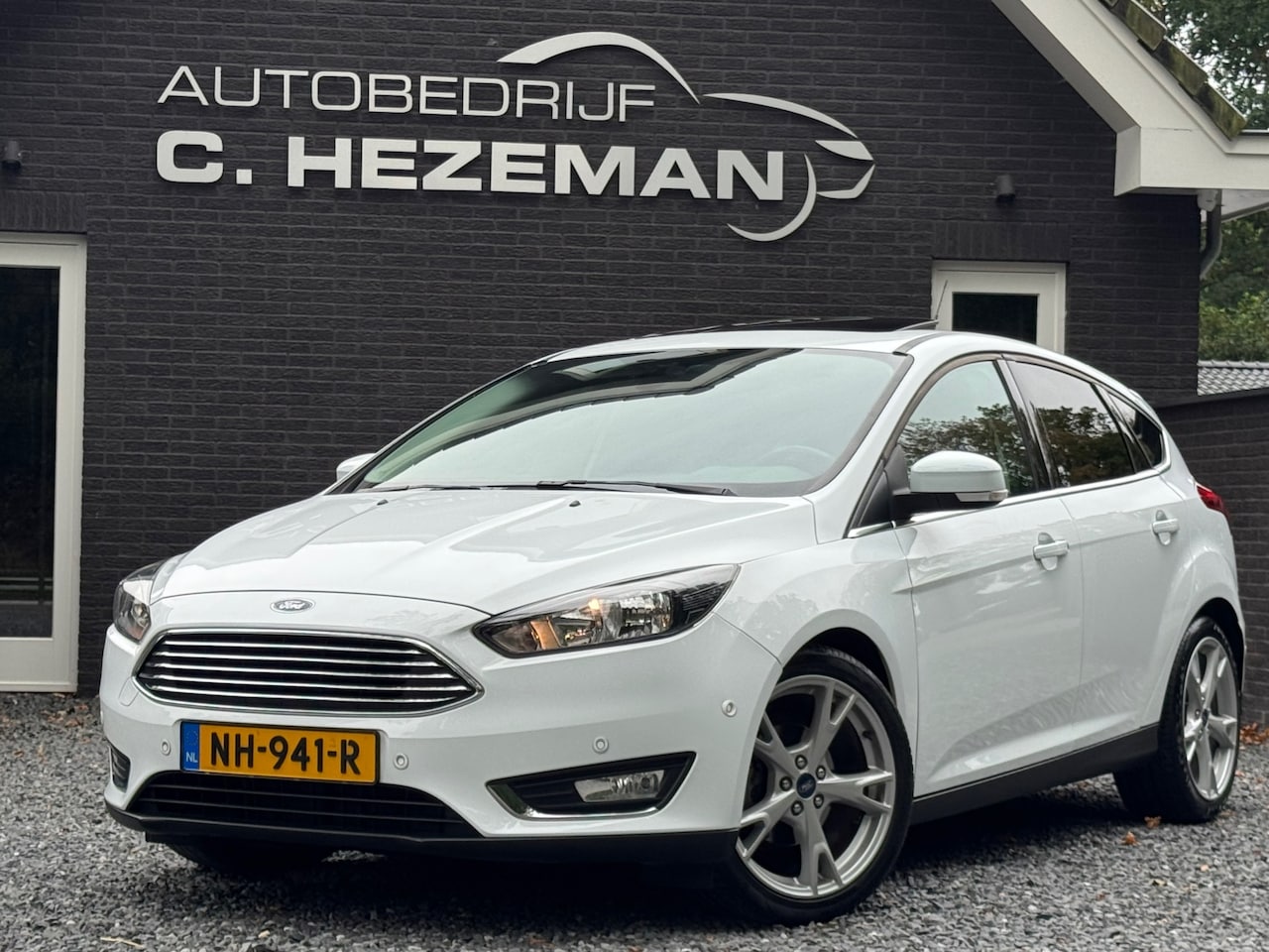 Ford Focus - 1.0 Titanium Panoramadak Navigatie Cruise Climate Control stoelverwarming - AutoWereld.nl