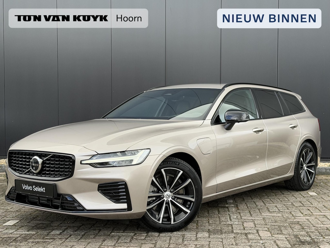 Volvo V60 - 2.0 T8 Plug-in hybrid AWD Plus Dark /head up display/ 360 camera /Panorama dak / trekhaak/ - AutoWereld.nl