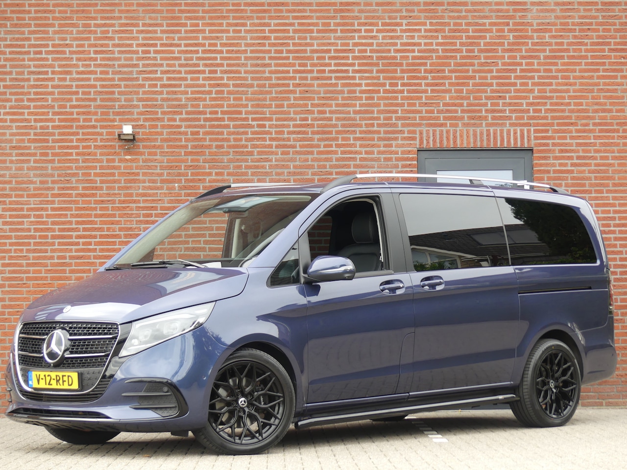 Mercedes-Benz V-klasse - 220d Lang AMG Dubbel Cabine LED/Leer/Trekhaak/Sfeerverlichting - AutoWereld.nl