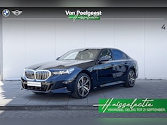 BMW 5-serie - Sedan 530e M-Sport | Trekhaak | Glazendak | 20 inch | Driving Assistant Plus | Huisselecti