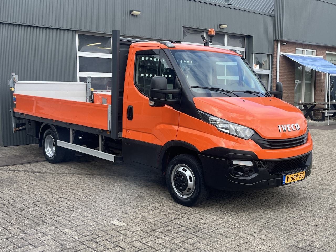 Iveco Daily - 35C14 2.3 375 Laadklep 500kg Trekhaak 3500kg trekgewicht Airco 2-Persoons Open laadbak Pic - AutoWereld.nl