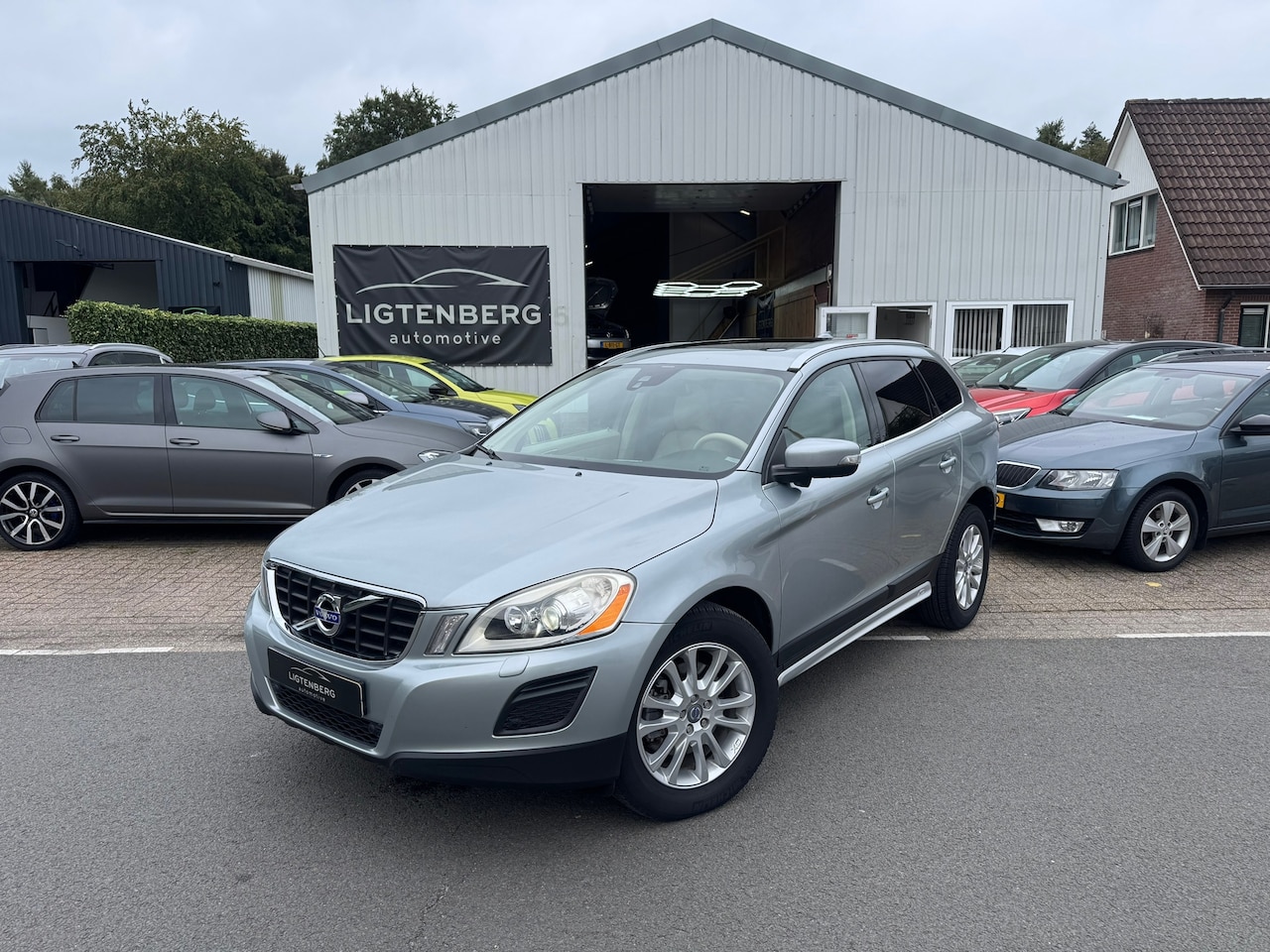 Volvo XC60 - 3.2 AWD Summum PANO/CRUISE/AIRCO/STLVRW/TREKHAAK - AutoWereld.nl