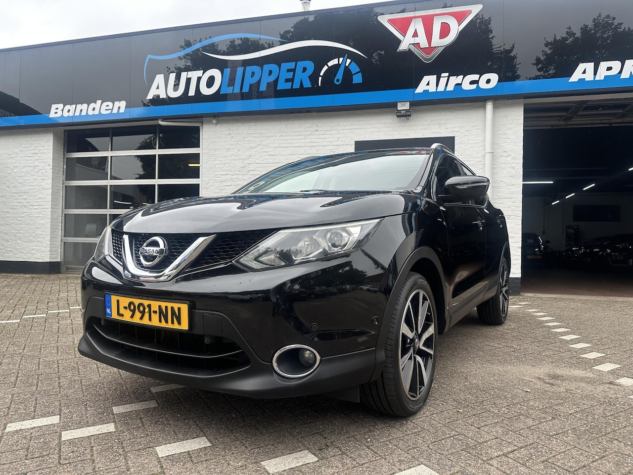 Nissan Qashqai - 1.2 Premier Edition /Nieuwe apk bij aflevering/CC/Panorama dak/Lm velgen/Trekhaak/Lm velge - AutoWereld.nl