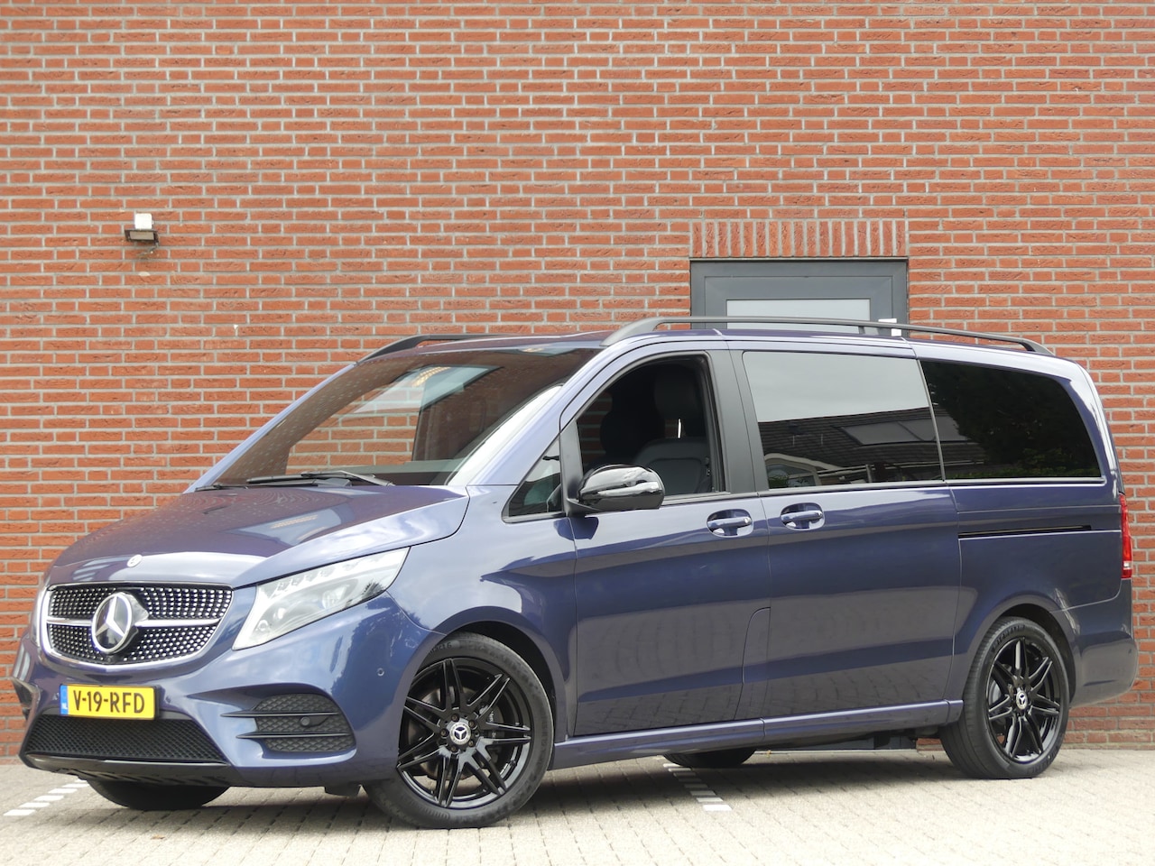 Mercedes-Benz V-klasse - 250d Lang AMG Dubbel Cabine LED/Leer/Camera/elek deuren - AutoWereld.nl