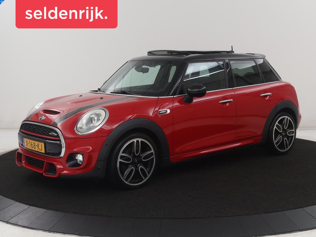 MINI 5-Deurs - 2.0 Cooper S Chili Serious Business | Panoramadak | JCW Pakket | JCW Seats | Leder / alcan - AutoWereld.nl