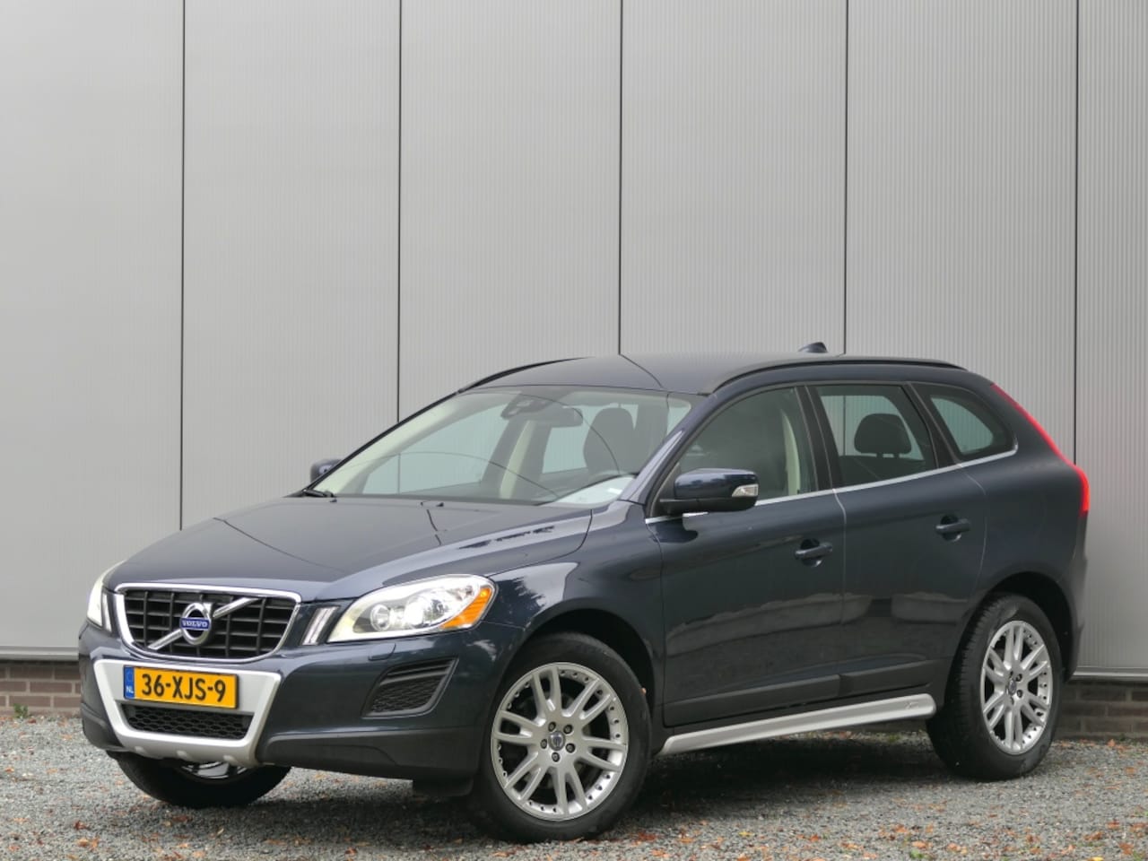 Volvo XC60 - 2.0 D3 AUT Momentum Xenon / Trekhaak / Leer - AutoWereld.nl