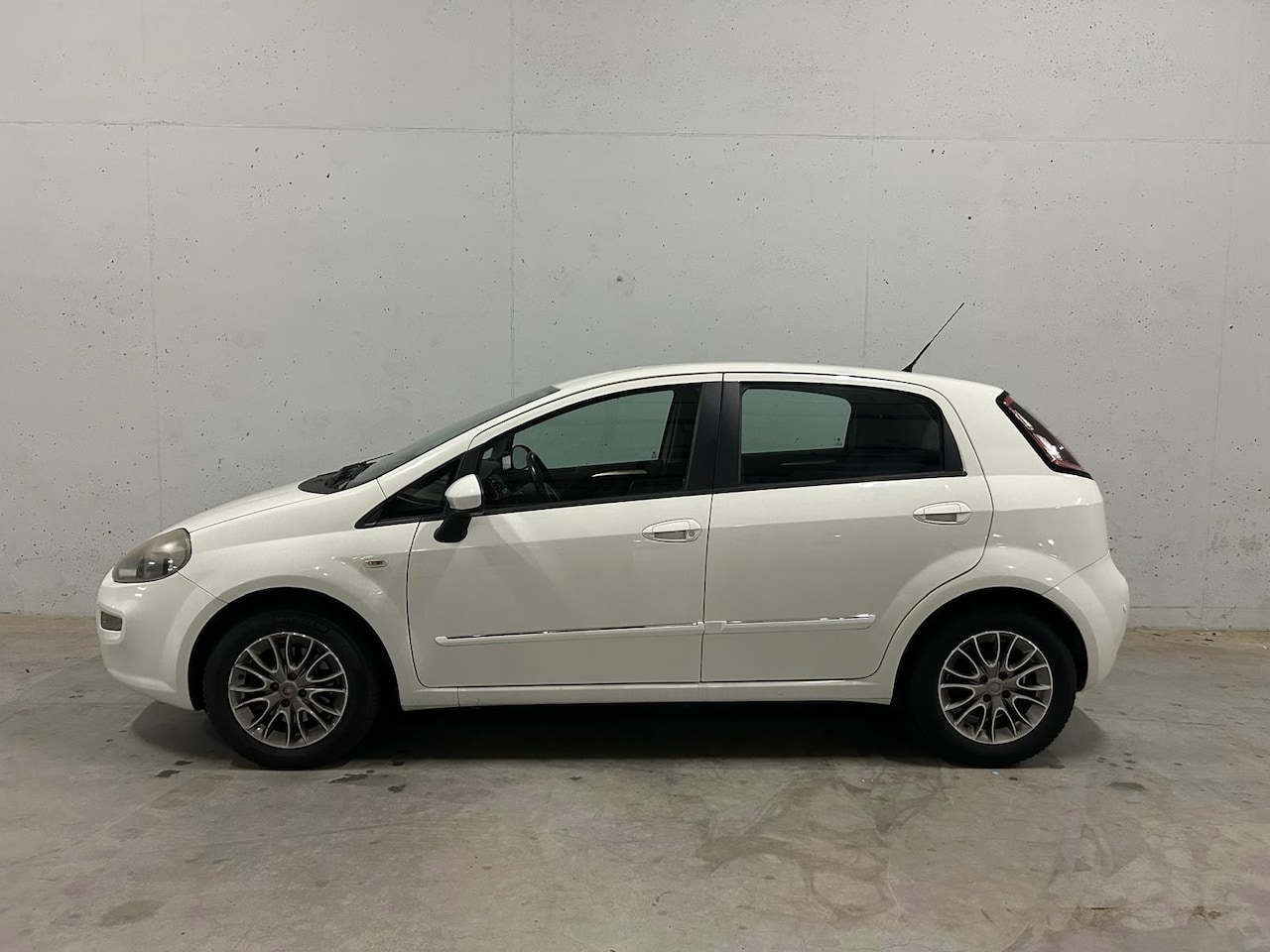Fiat Punto Evo - 1.3 M-Jet Easy 5drs. Clima PDC Airco APK NAP 1e eigenaar Navi - AutoWereld.nl