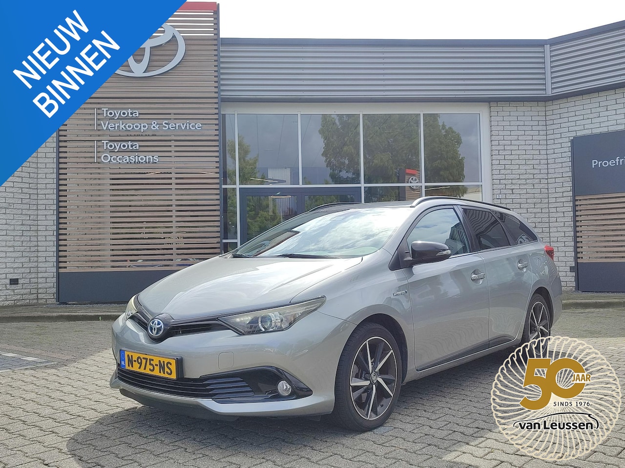 Toyota Auris Touring Sports - 1.8 Hybrid BLACK EDITION 17'' LM-VELGEN CLIMA CAMERA CRUISE BLUETOOTH PRIVACY GLASS LANE A - AutoWereld.nl
