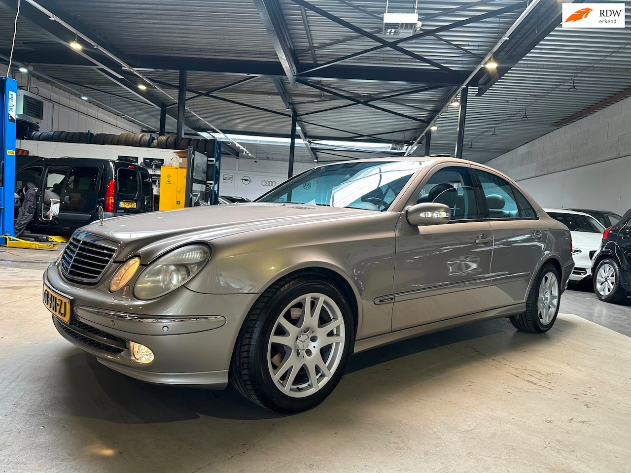 Mercedes-Benz E-klasse - 320 Avantgarde/Dealer onderhouden/Schuifdak/Apk nw bij aflevering - AutoWereld.nl