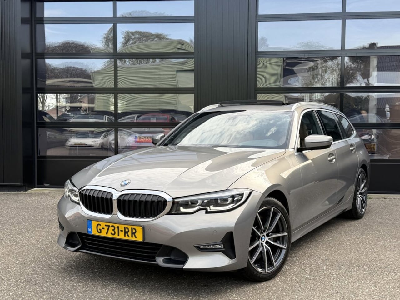 BMW 3-serie Touring - 330i Individual Edition Oxidgrau Pano - AutoWereld.nl