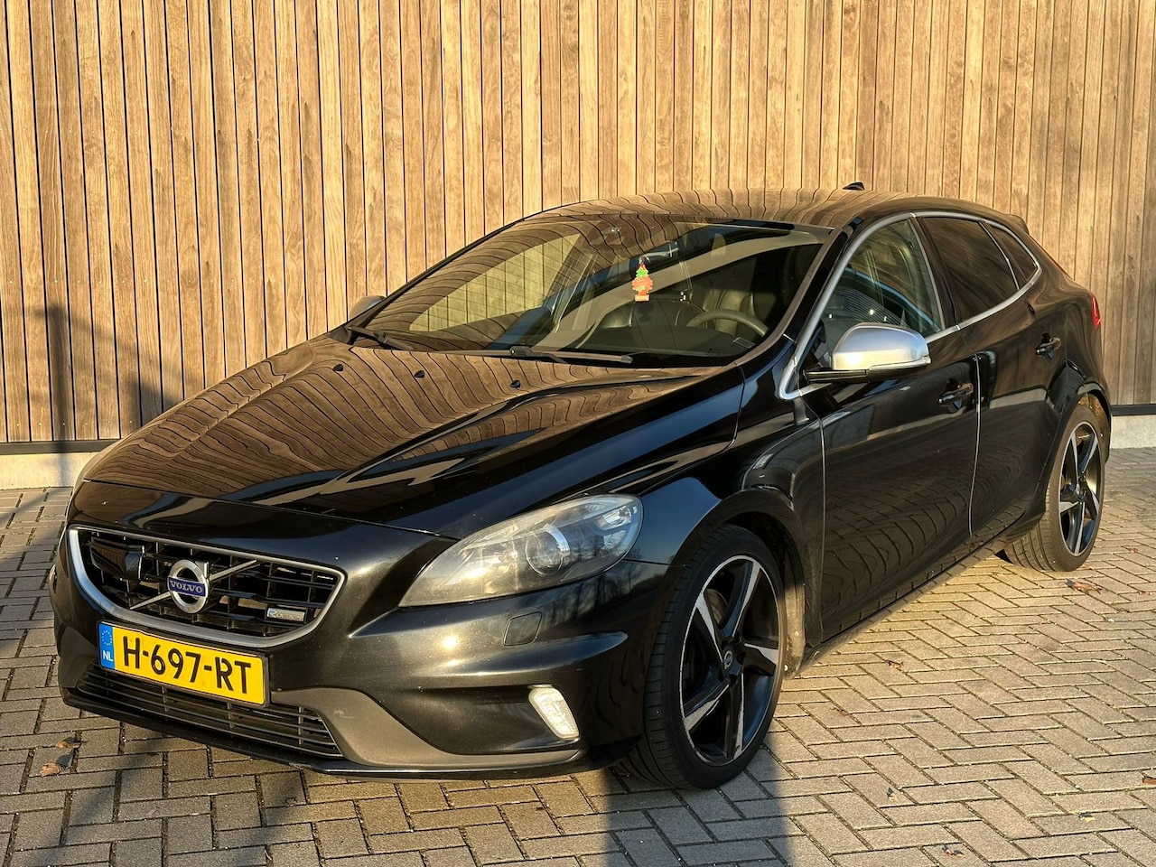 Volvo V40 - 2.0 D3 R-Desing | AUT | PANO | LEDER | - AutoWereld.nl