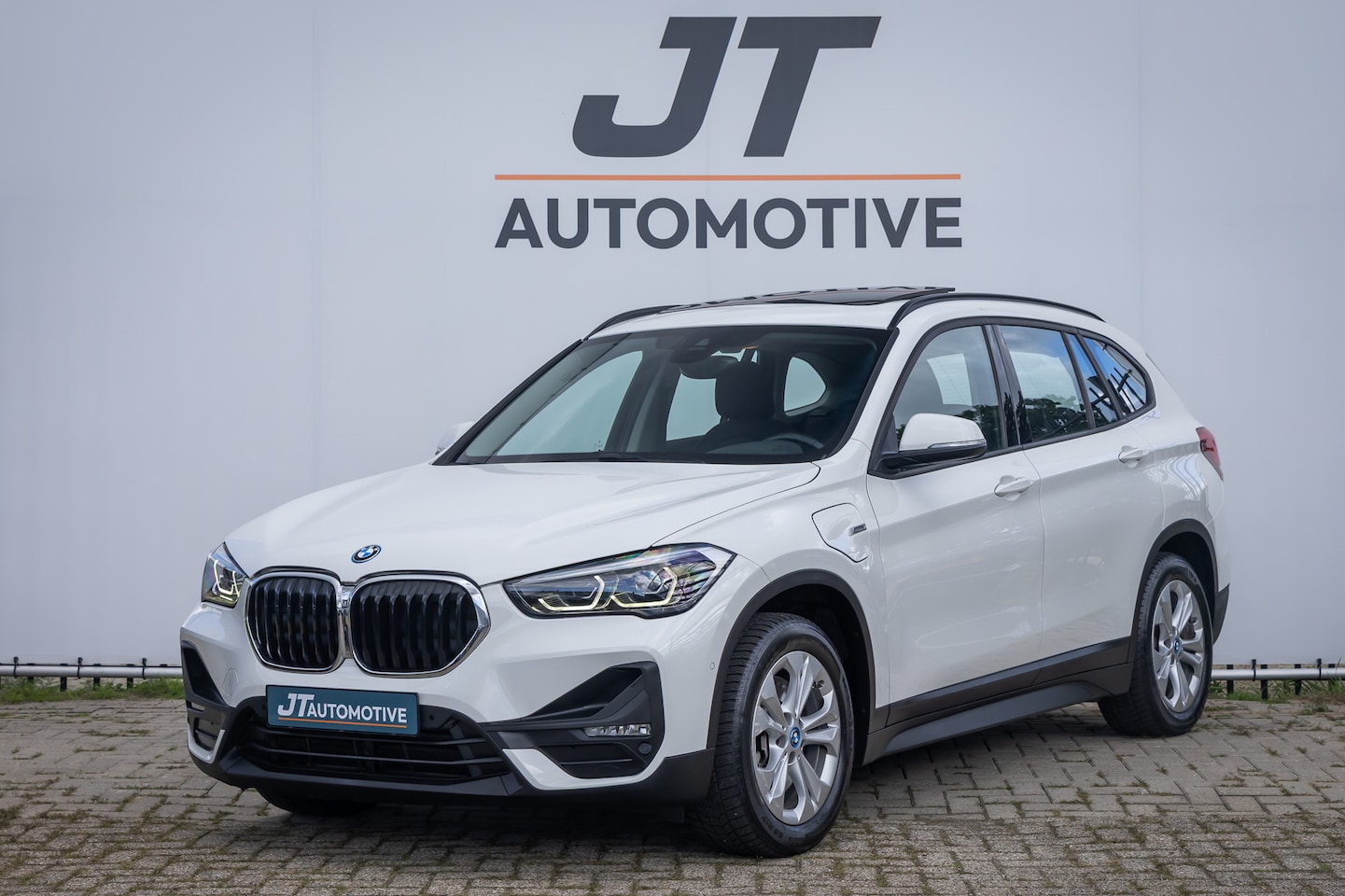 BMW X1 - XDRIVE25E Plug in Hyb Executive Panoramadak | Elektrische kofferbak | Voorruitverwarming | - AutoWereld.nl