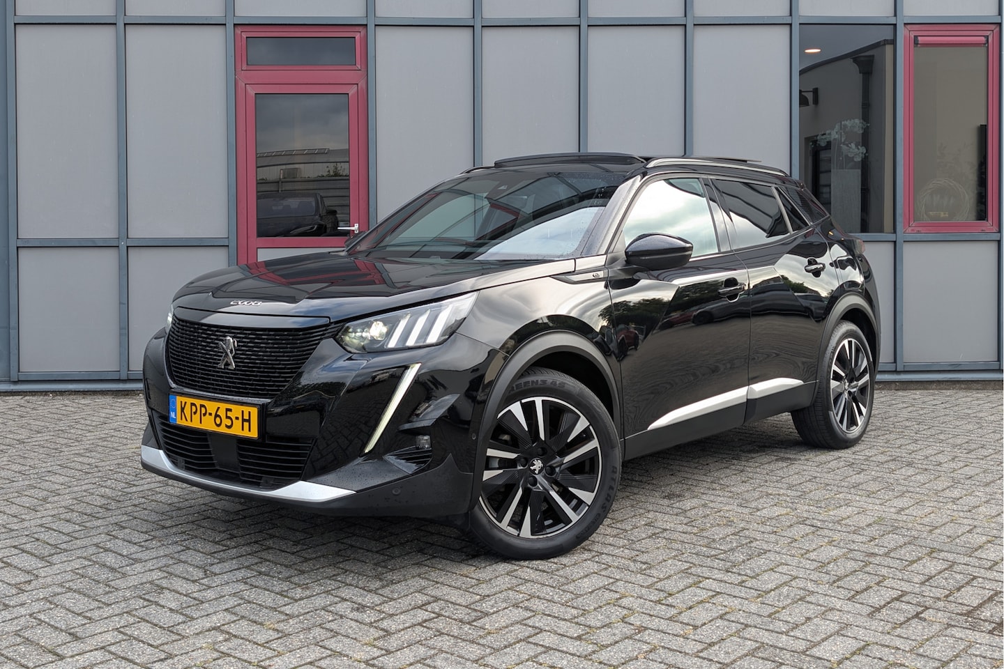 Peugeot e-2008 - EV GT 50kWh 3-Fase SOH 90% Panorama Leer - AutoWereld.nl