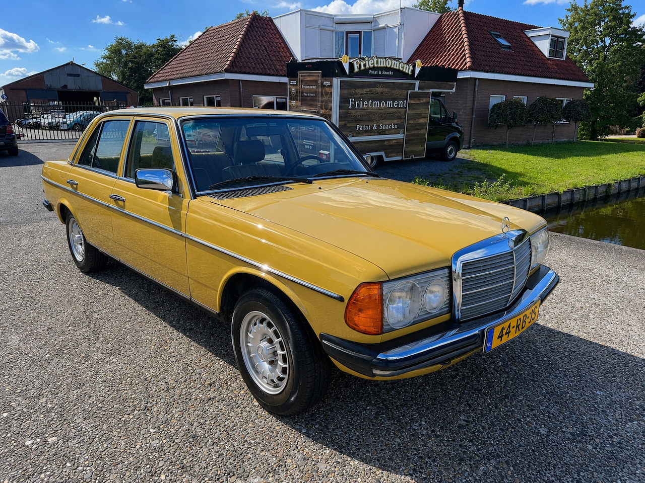 Mercedes-Benz 200-280 (W123) - 200 auto komt uit privé collectie en is geheel roestvrij - AutoWereld.nl