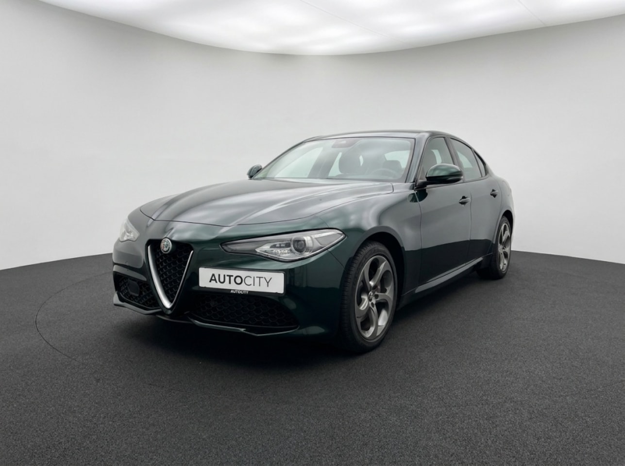 Alfa Romeo Giulia - 2.0 Super 200PK Leder l Carplay l Camera l Winterpakket | Memory - AutoWereld.nl