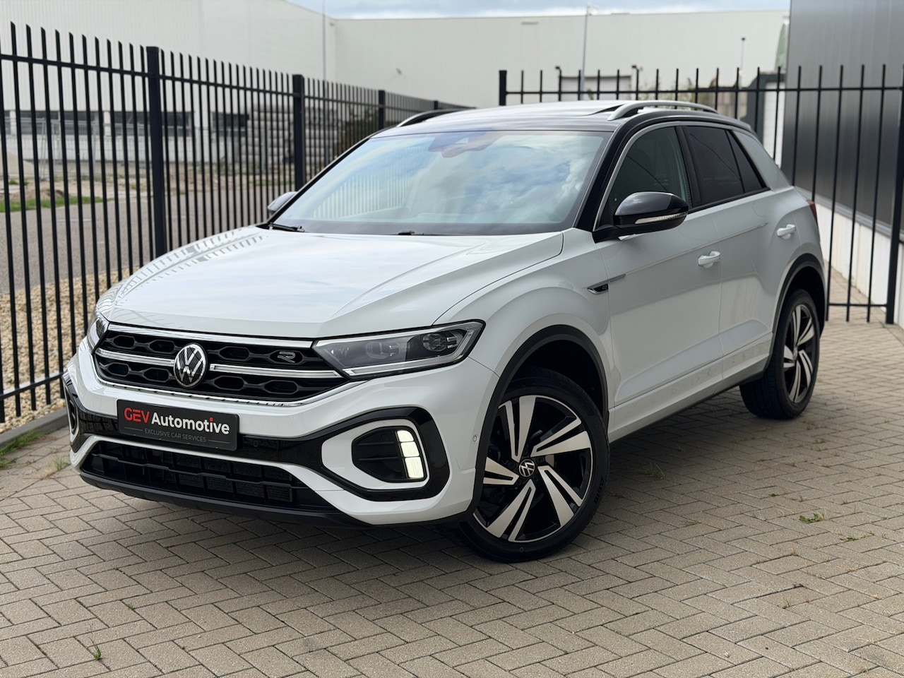 Volkswagen T-Roc - 1.5 TSI R-Line Panorama Virtual ACC Trekhaak Keyless - AutoWereld.nl