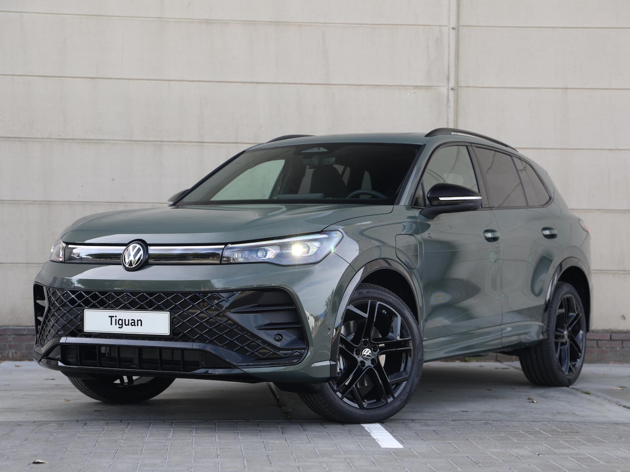Volkswagen Tiguan - R-Line Edition 1.5 eHybrid 204 PK | Trekhaak | 20" inch velgen | Panoramadak | Massagestoe - AutoWereld.nl