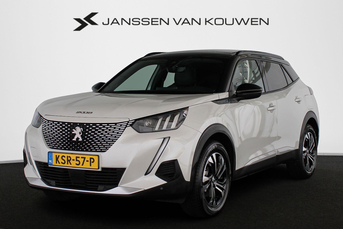Peugeot e-2008 - EV GT 50 kWh SOH 100% Panoramadak Stoelverwarming Achteruitrijcamera - AutoWereld.nl