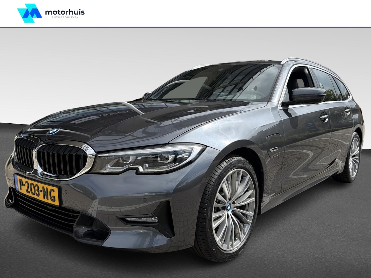 BMW 3-serie Touring - 320e Business Edition Plus || SoH 94% | Achteruitrijcamera | Airco separaat achter | Apple - AutoWereld.nl