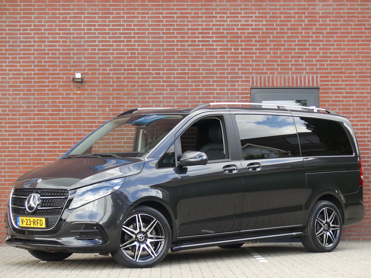 Mercedes-Benz V-klasse - 220d Lang AMG Dubbel Cabine LED/Leer/Trekhaak/PDC/Camera - AutoWereld.nl